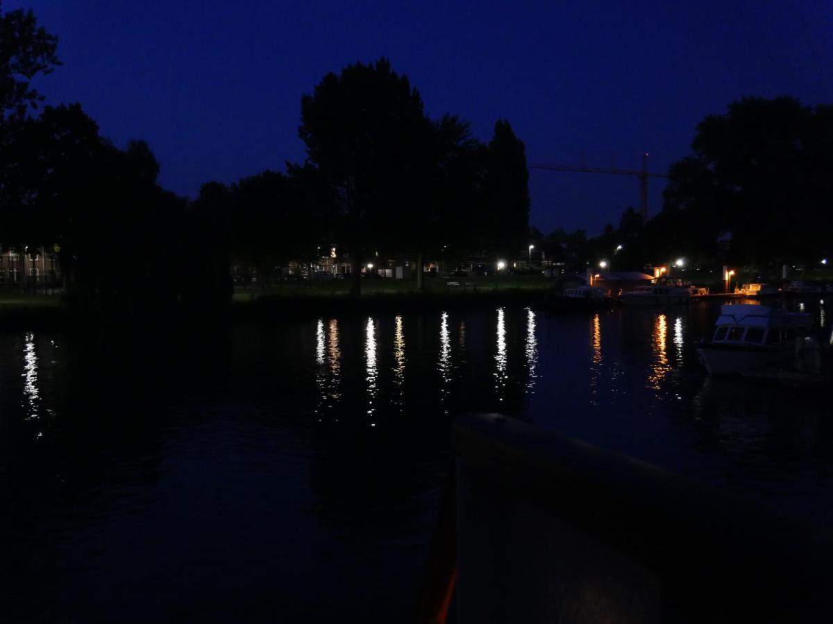 De Logeerboot Dordrecht Bed & Breakfast エクステリア 写真